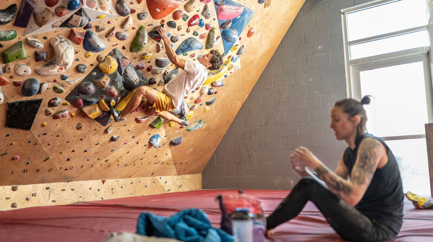 Spray wall d'entraînement avec marqueurs colorés pour circuits personnalisés dans salle d'escalade
